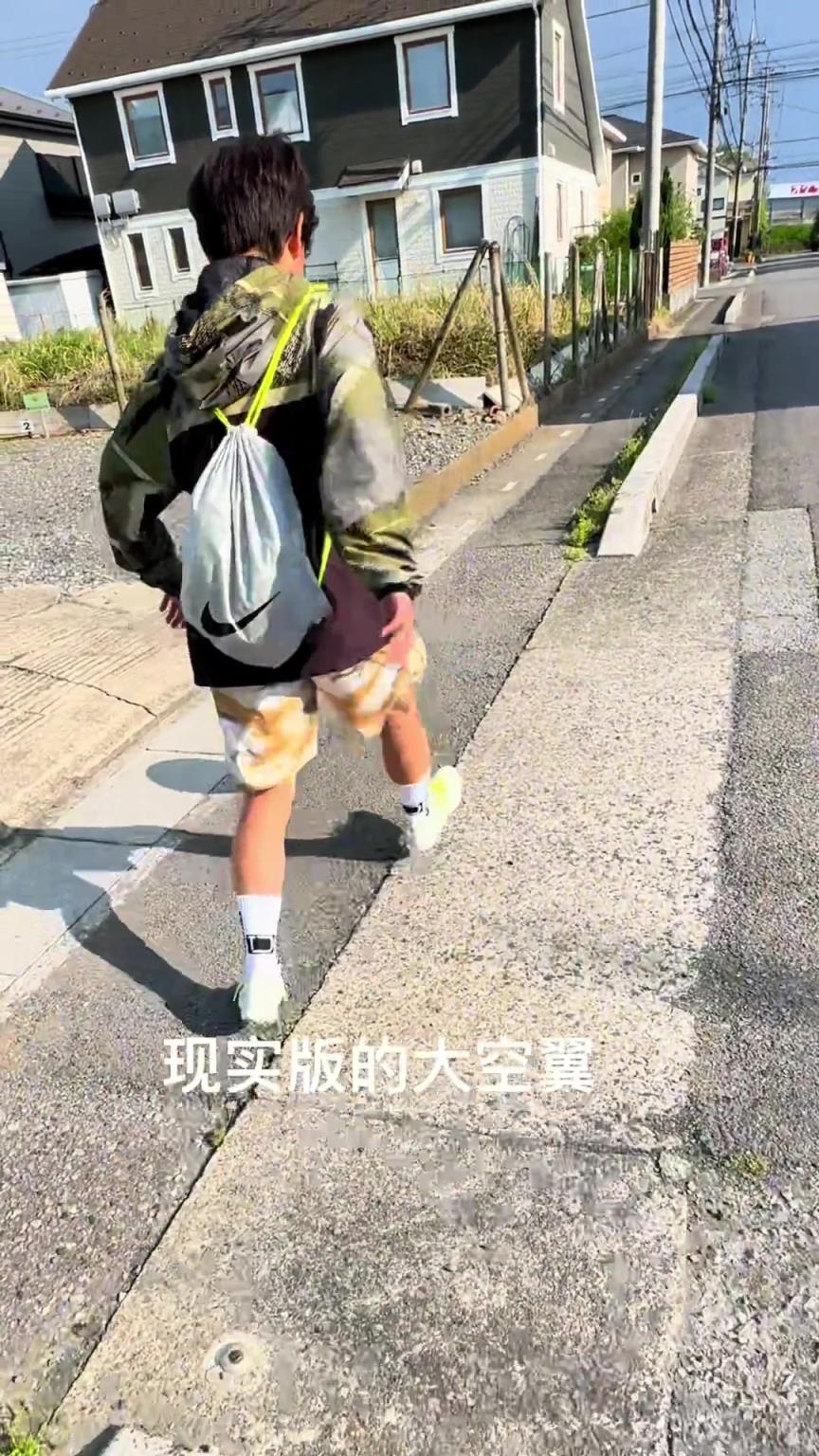 现实版的大空翼！还是得注意安全呀！