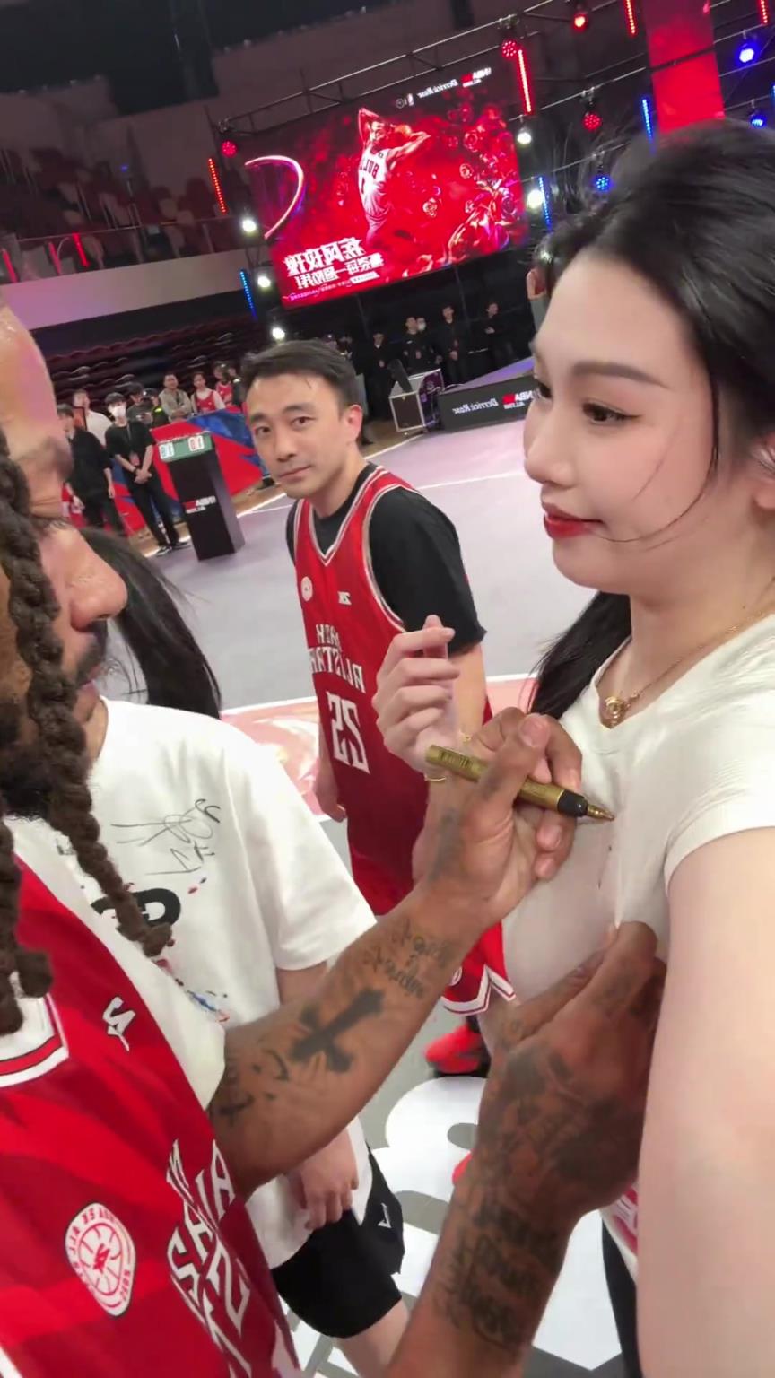 真敢啊！肘子姐沁纯直接让罗斯在胸口签名
