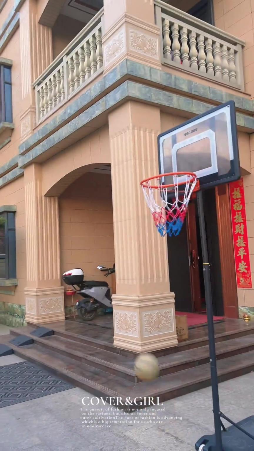 居然有1米79？！赛季结束的徐杰在老家豪宅大院子里1v1娃