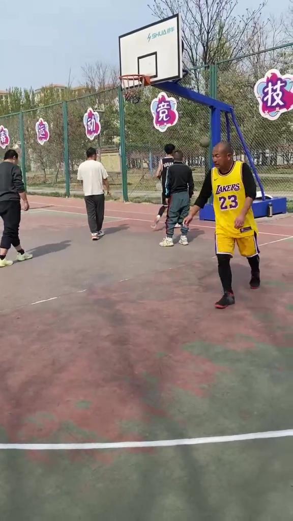 懂球的吧友说说，这种大跳步在野球场算走步吗