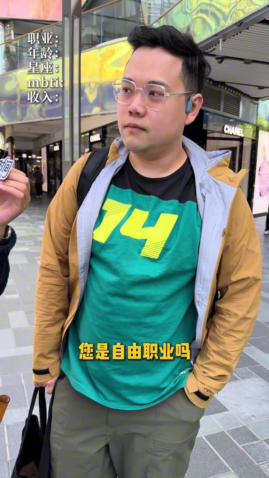解说员王子星被路人采访：不方便透露收入 赚的应该比想的多一点