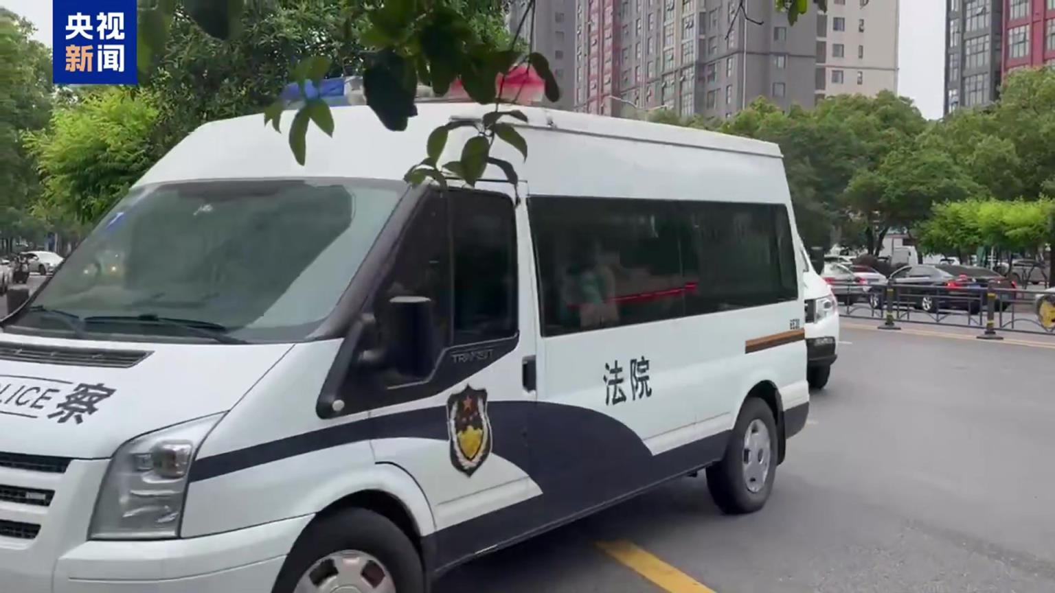 今日二审宣判！押送李铁的警车已进入法院
