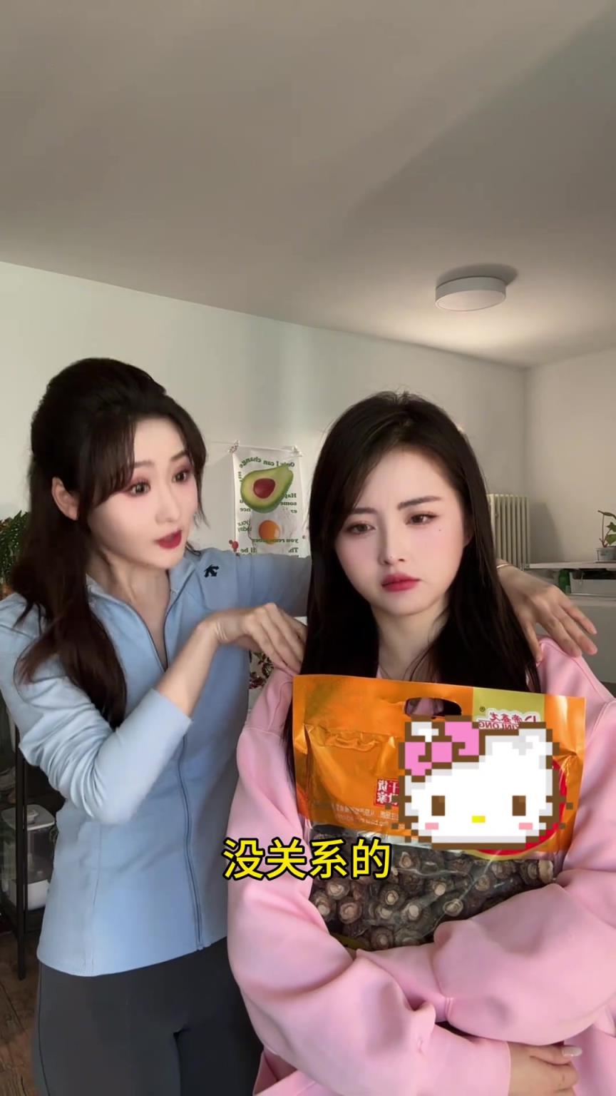 蓝瘦香菇！女主播小楠：难受又输球了！果果：送你一袋香菇~