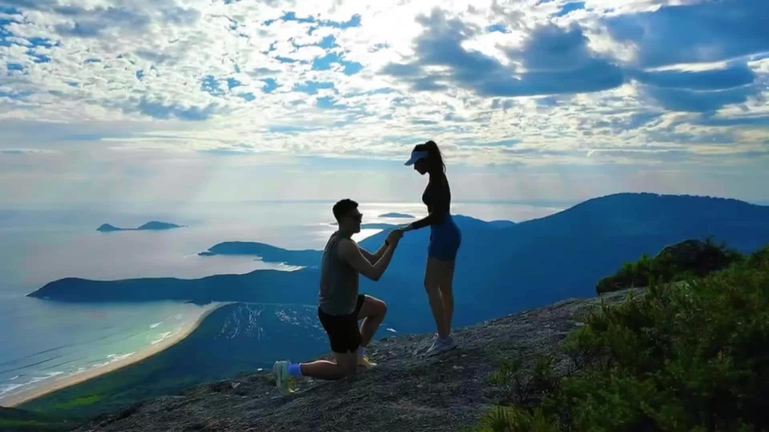 真浪漫啊！上海队的李弘权在山顶上给女友求婚