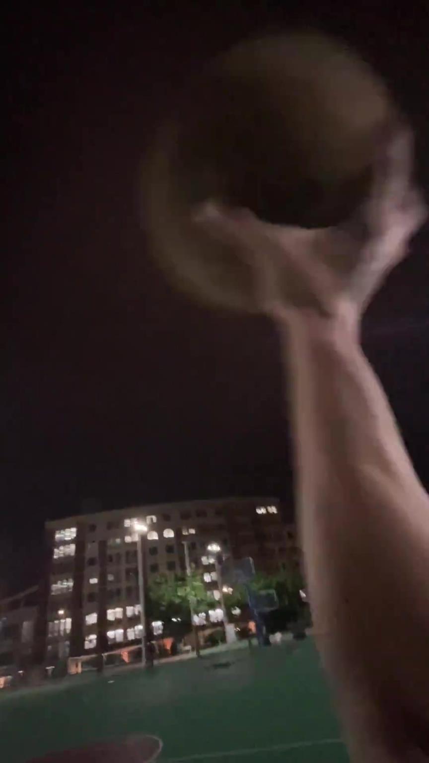 小卡和字母哥打球差不多就这视角吧？