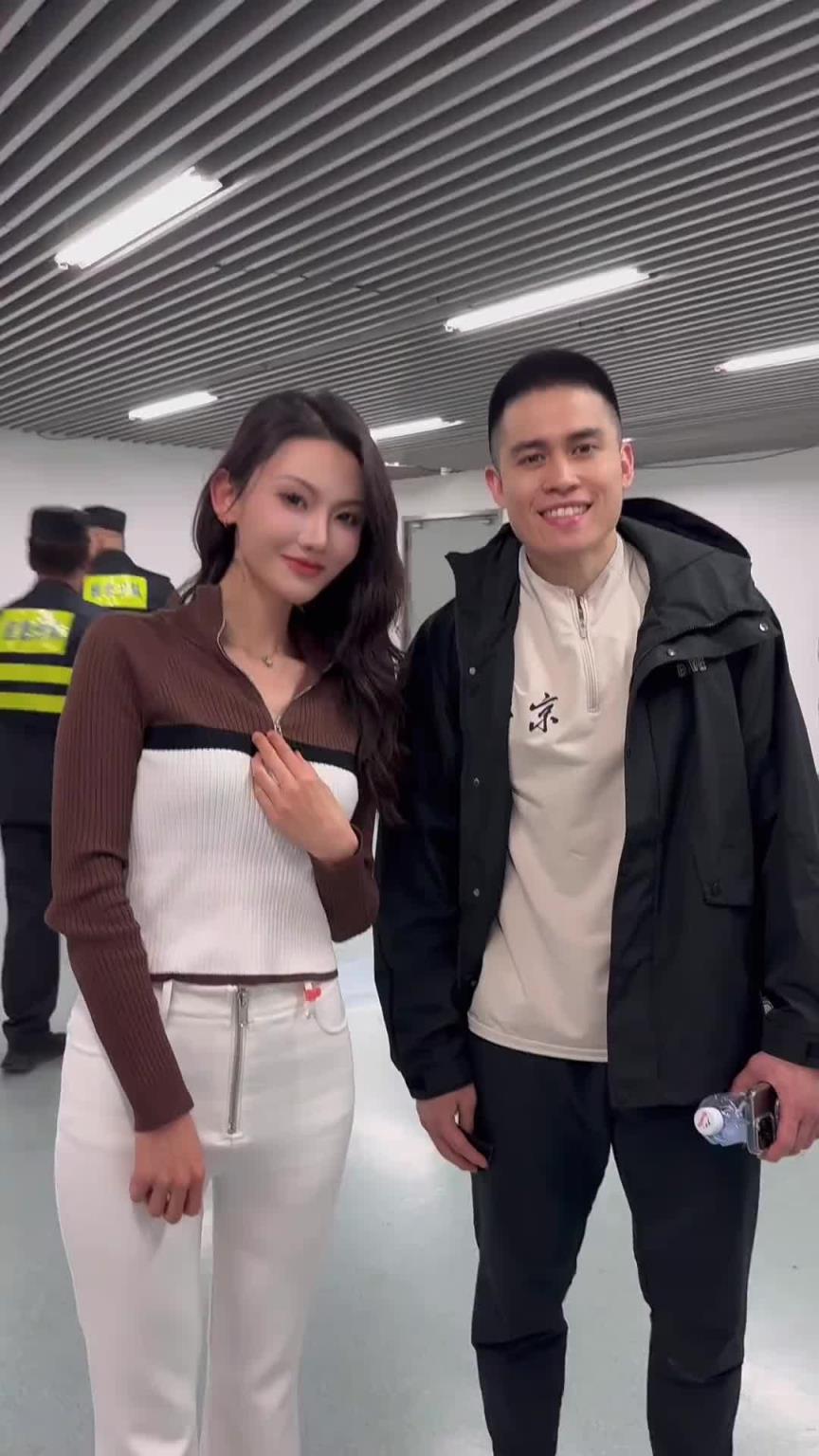 这颜值阔以的哈！美女粉丝和陈盈骏&周琦合影~
