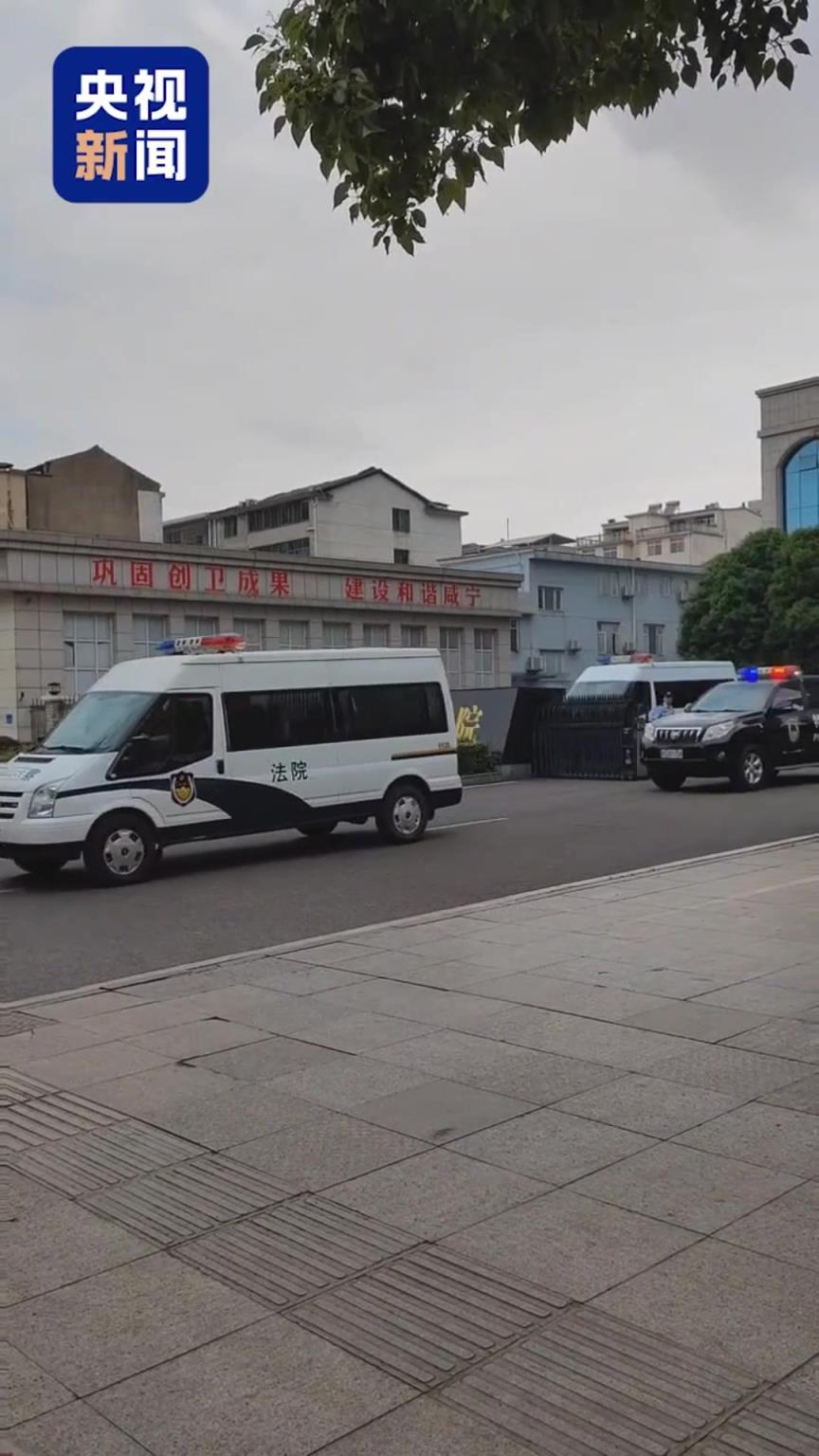 回家家咯~央视现场拍到了李铁被押送回监狱