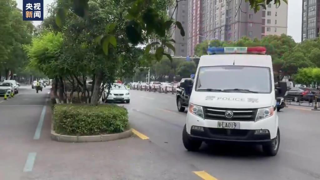 央视直击：押解李铁的车辆已到达法院，李铁此前不服判决上诉