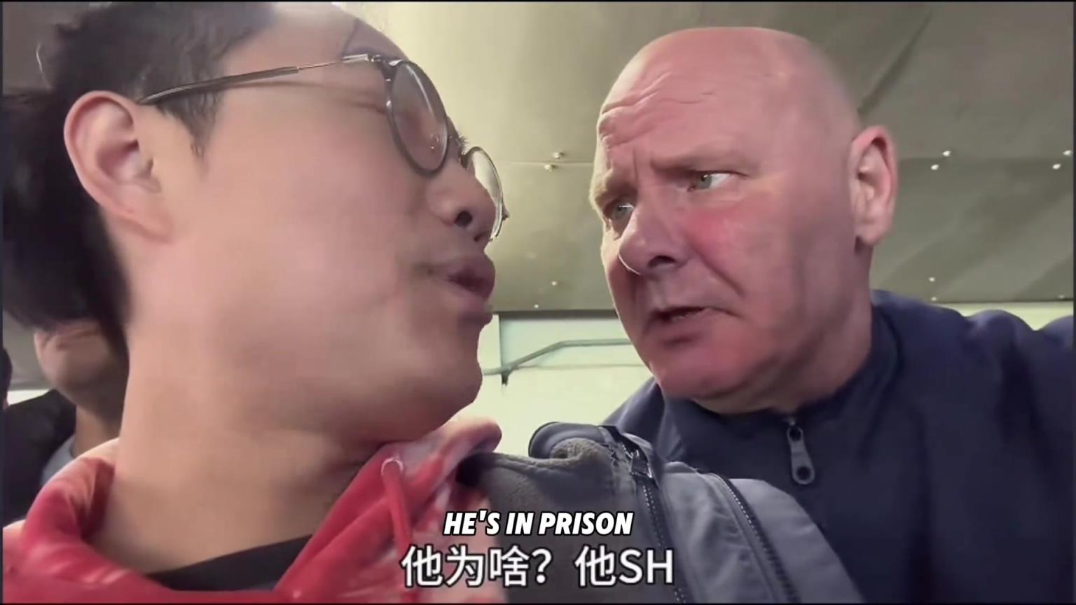 當博主告訴國外埃弗頓球迷李鐵進監獄后，大叔從開心到震驚失望