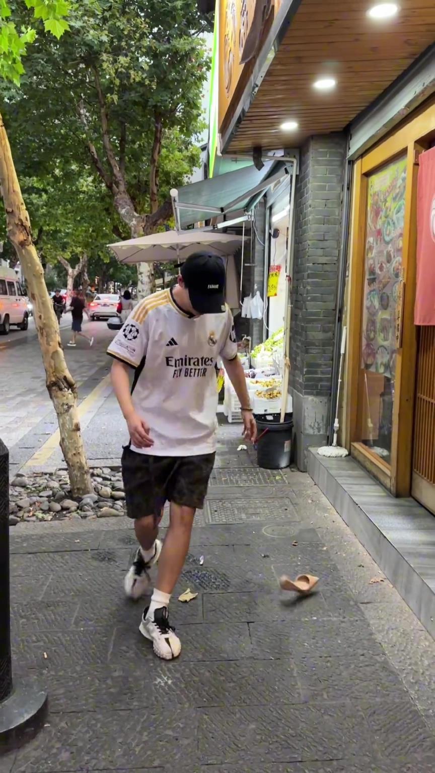 真实！听说足球迷看见啥都要上来踩两个单车？
