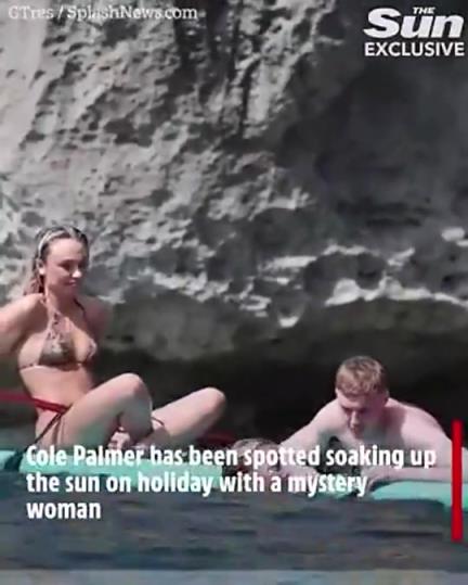 太阳报这是哪拿到的！帕尔默与神秘女子一同度假