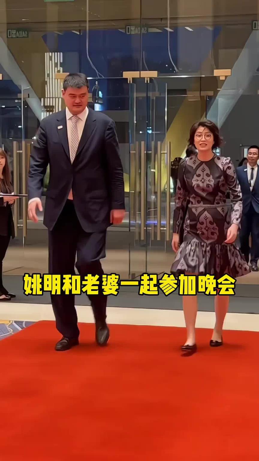 太搞笑了！曾經姚明因為不理老婆被葉莉白了一眼~