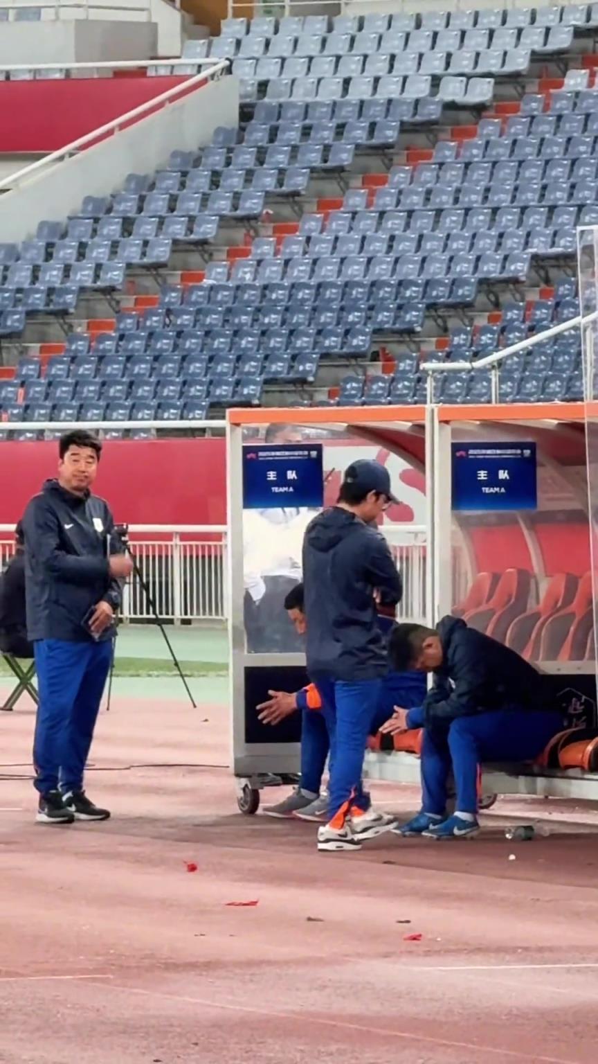 崔康熙賽后仍坐在替補席上，久久不愿離去