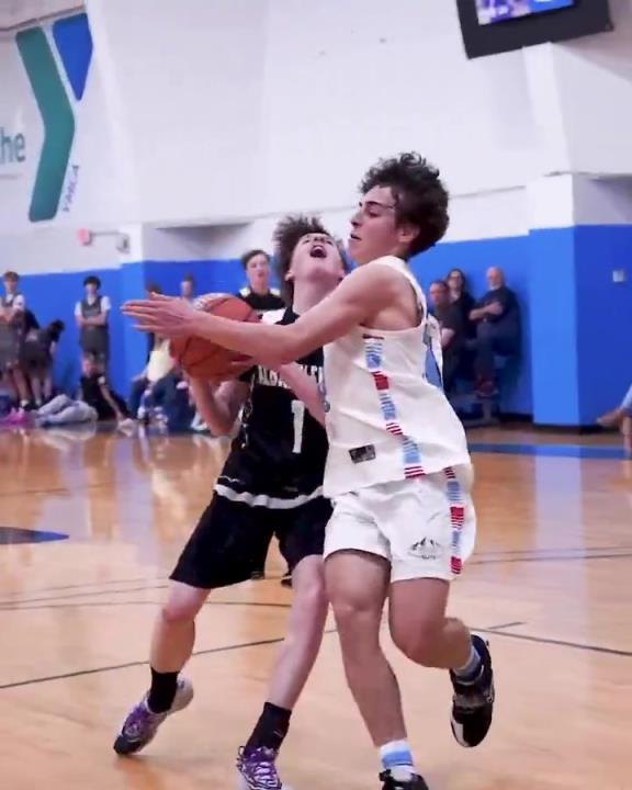 学的谁？美记晒青少年比赛夸张造犯规：我将归咎于NBA