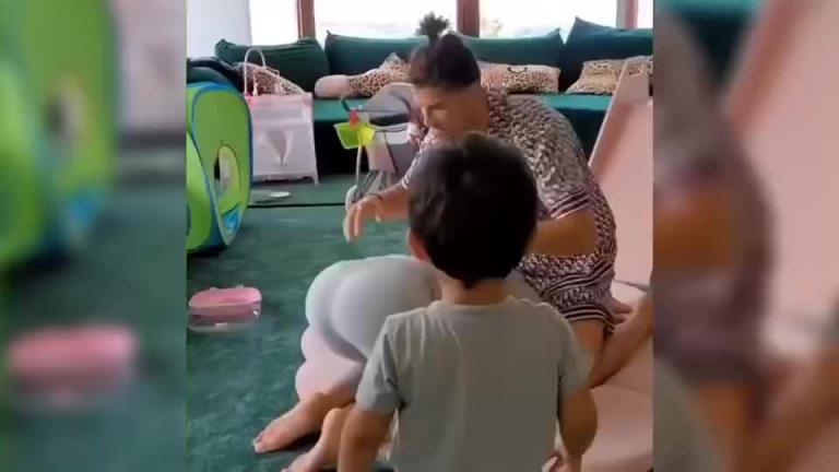 C罗当年紧紧抱住女友屁股让孩子们推开