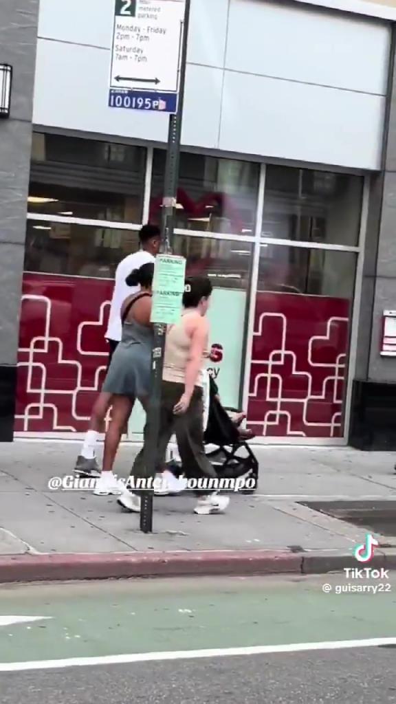 驚！字母哥去紐約了！網友偶遇字母哥帶著家人在紐約逛街