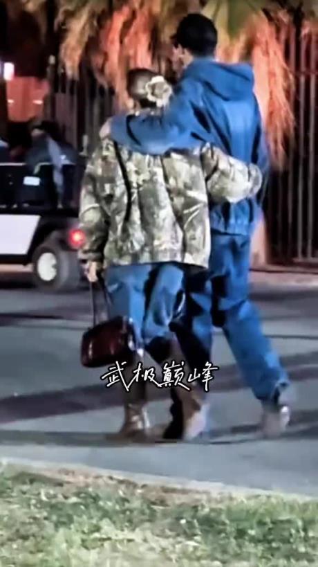 球場失意情場得意！布克被拍到與新女友深夜散步