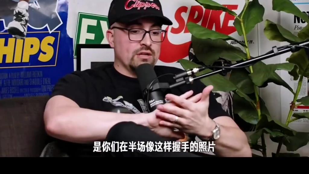 手小的悲哀！喬治此前：從不和小卡握手，他適合參加扇巴掌比賽！