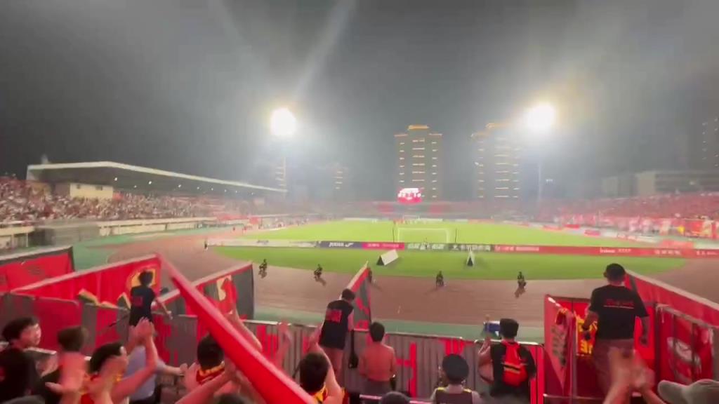 面对定南赣联，重庆球迷高喊：还我黑龙江！