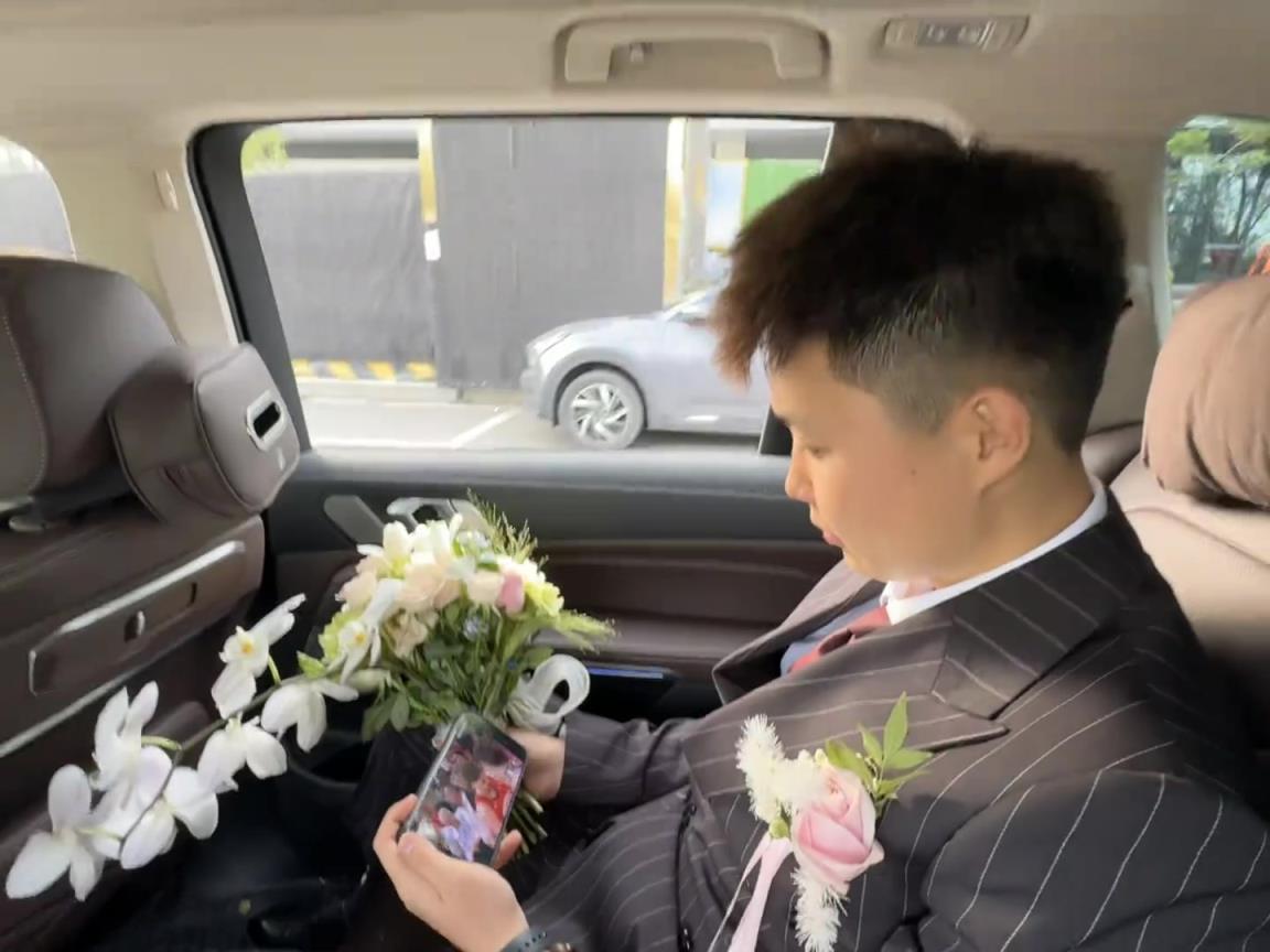 看个球顺便结个婚？！新郎婚车上偷瞄火勇生死战