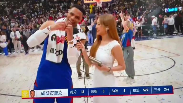 永遠的唐裝威少！威少賽后向中國球迷比心：太愛你們了，再見??