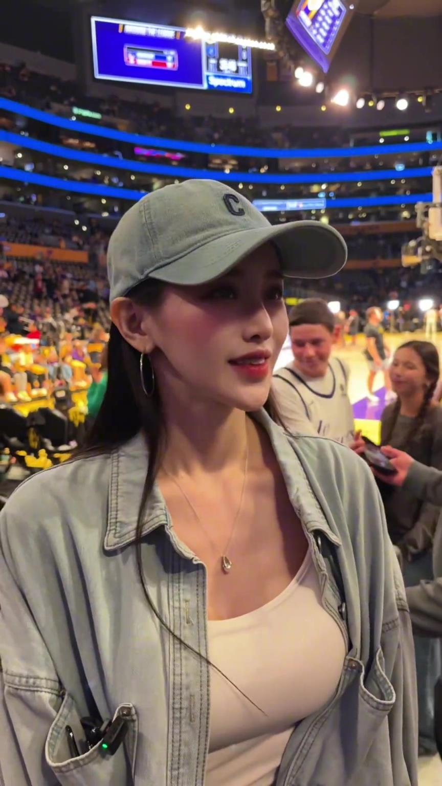 湖人主場(chǎng)的寶島美女球迷，有夠水靈哦~