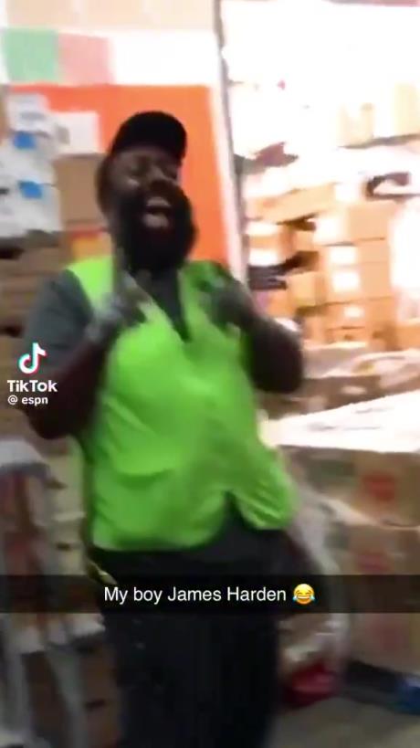 球迷惡搞：哈登在我這邊呢，場上的是假哈登