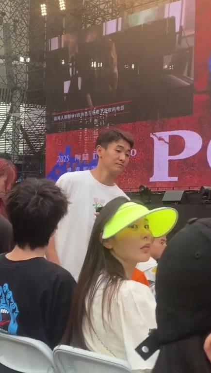 高顏值?！韋世豪與妻子觀看陶喆演唱會