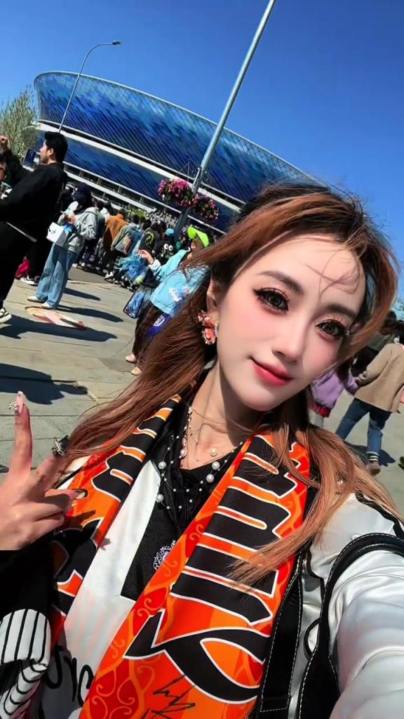 頂級(jí)美顏！國內(nèi)女球迷的美顏真離譜，都要變成小精靈了
