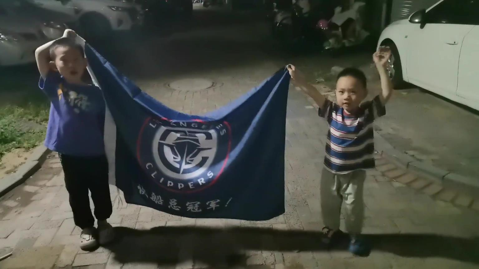 可惜了！小孩哥昨日舉快船總冠軍旗幟：哈登總冠軍