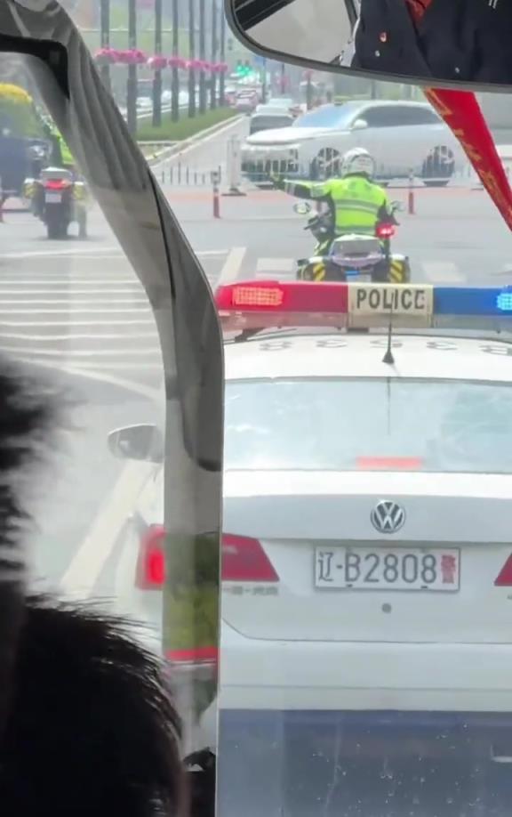 牌面拉滿,實(shí)拍:大連交警出馬,護(hù)送國(guó)安遠(yuǎn)征球迷抵達(dá)梭魚灣