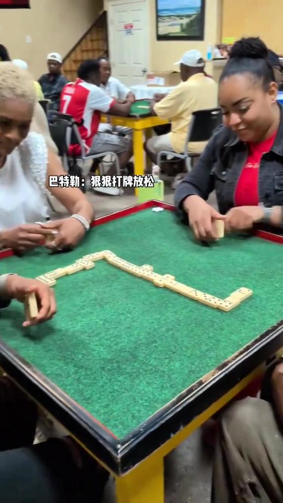 他是真爱打牌啊！晋级了赛后放松一下没人有意见吧
