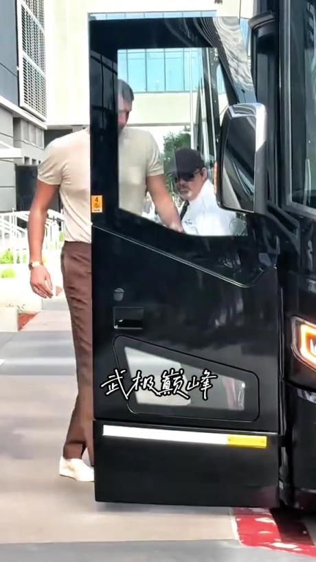 雷霆球迷等候在酒店外问候掘金球员，没想到威少出来后画风变了..