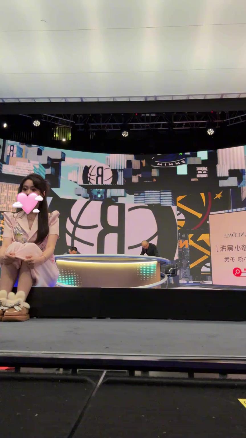 女主播果果看见戈登绝杀后，在演播室激动尖叫狂跳！