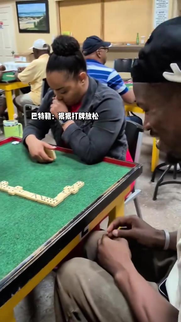 巴特勒狠狠打牌放松了一下 這小眼神是真開心！