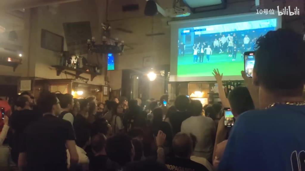 這氛圍愛了！意大利酒吧，國米巴薩歐冠半決賽的最后15秒