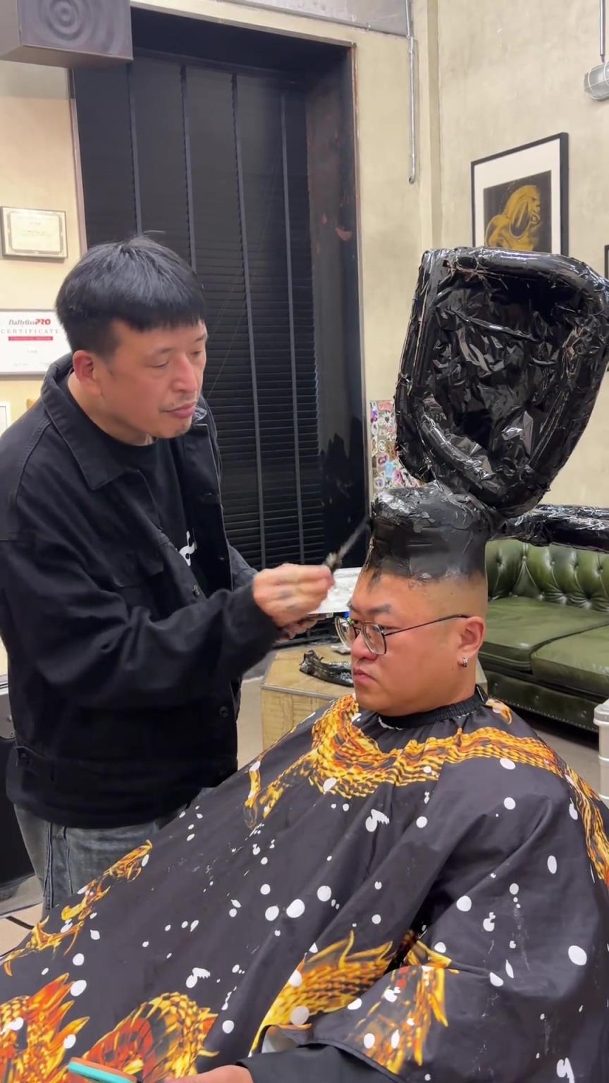 《在你头上爆扣》