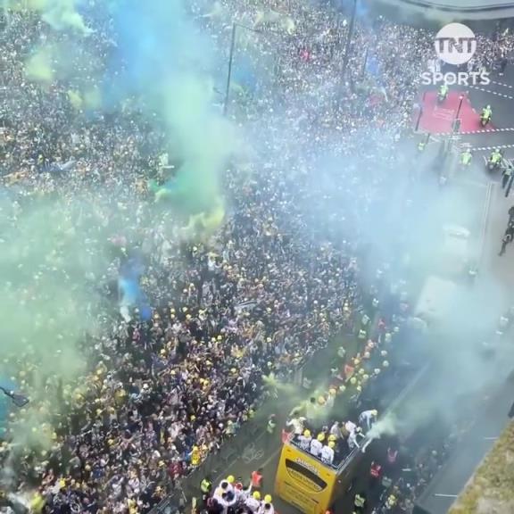 我們又回來啦！實拍利茲聯隊英冠冠軍游行現場！太火爆了！