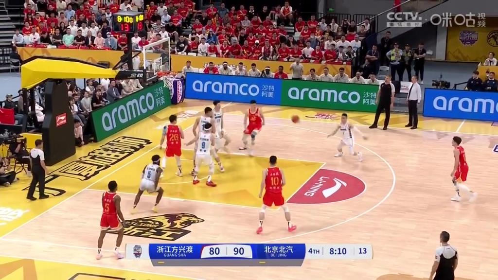 就你是MVP？胡金秋強殺籃下，周琦這大帽簡直就像拍蒼蠅一樣！