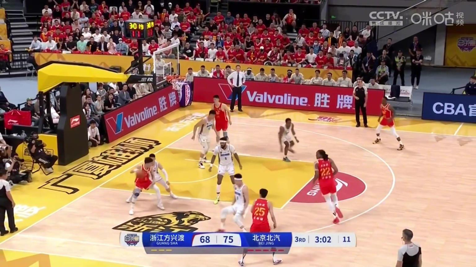 太哇塞了！孫銘徽打進2+1后，場邊穿搭惹火的美女起身慶祝！
