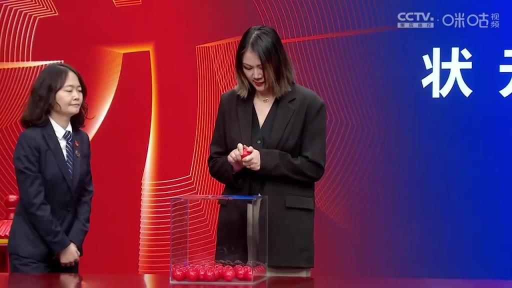 江蘇男籃的女經(jīng)理參加抽簽！這顏值和身材真不錯(cuò)呀！