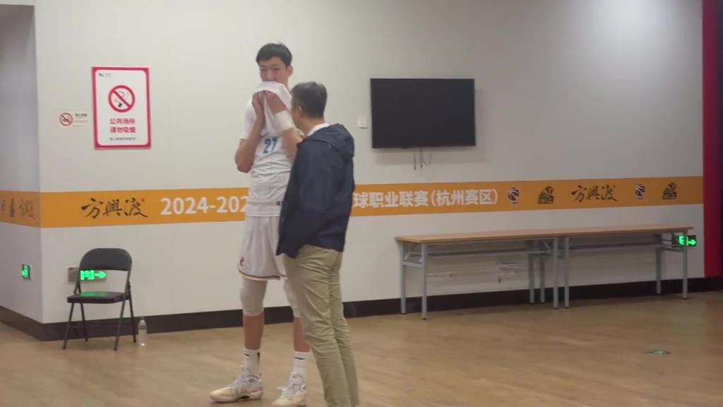 聊啥呢？男籃主教練郭士強前來觀看CBA總決賽，并與周琦熱聊