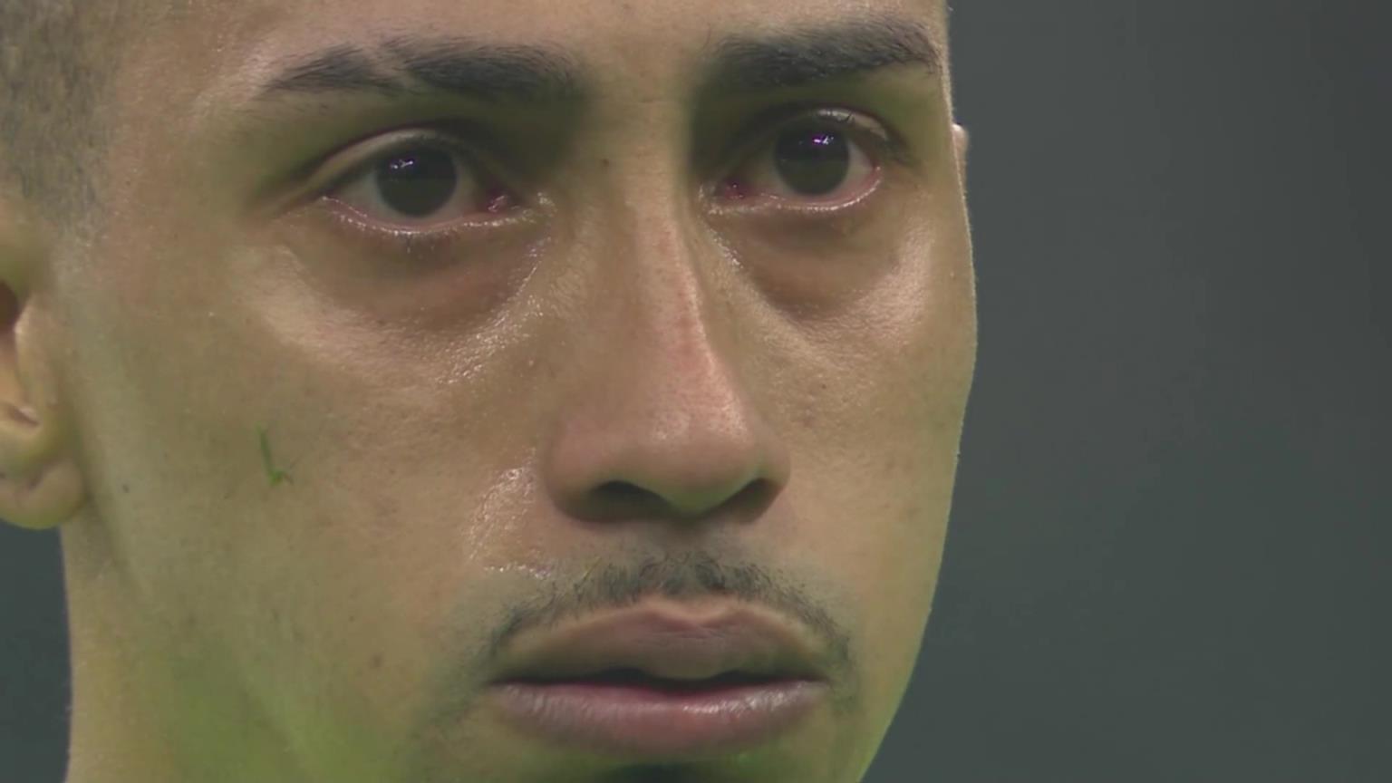 悔恨！巴薩歐冠出局后拉菲尼亞痛心落淚