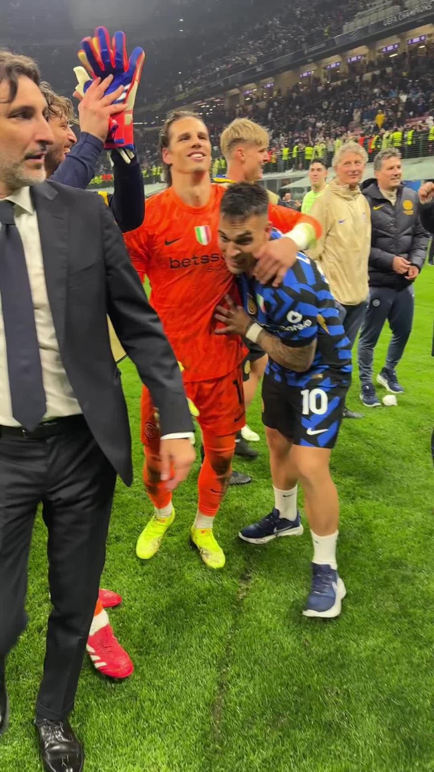 大爹，賽后勞塔羅把索默推到北看臺前單獨接受掌聲