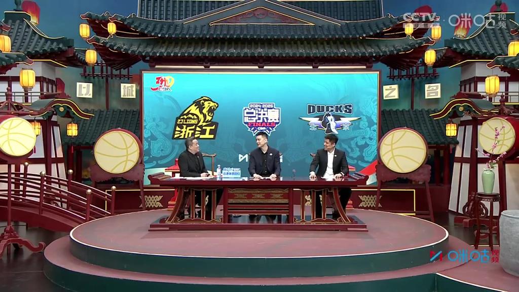 楊鳴做客咪咕并調(diào)侃：最強的已經(jīng)在決賽舞臺上了，稍微差點意思的都來這解說了