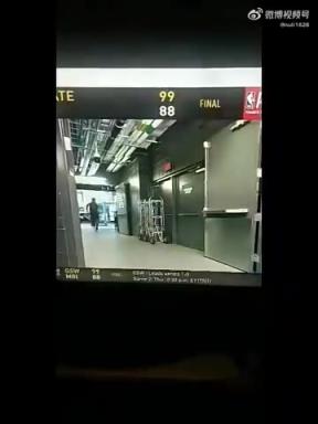 据传这是库里返回更衣室的画面，如果是真的，那应该不严重！