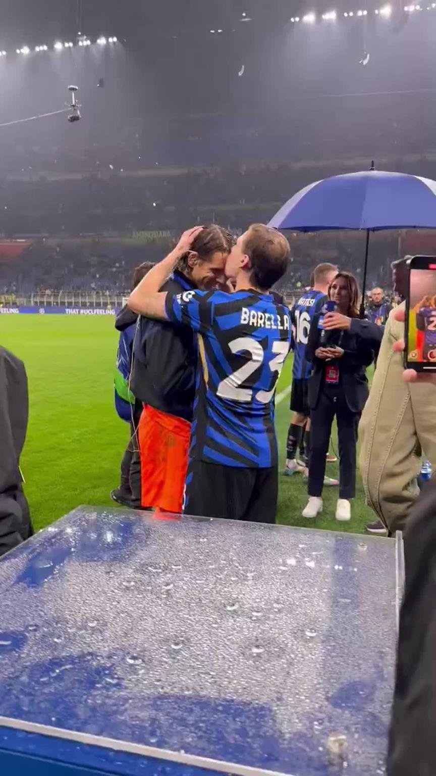 索默在接受采訪時，巴雷拉跑過去親吻額頭