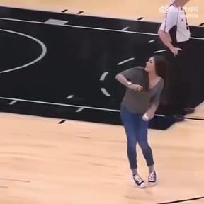 妹子手勁真大啊!普拉姆在馬刺主場(chǎng)扔毛巾,居然能扔那么遠(yuǎn)?