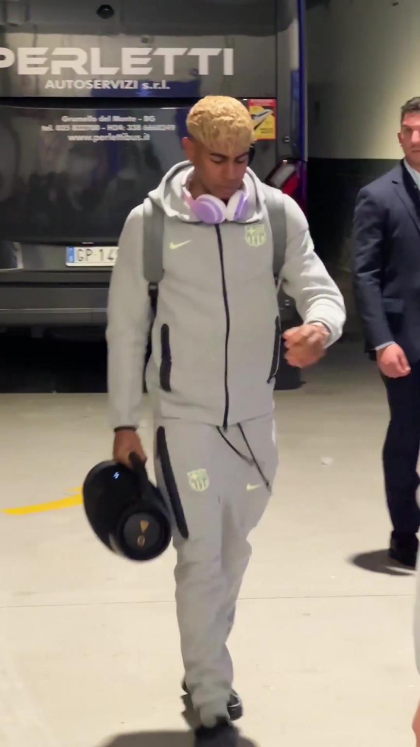 下大巴后,亞馬爾拿著大音響放著嗨曲進(jìn)入更衣室