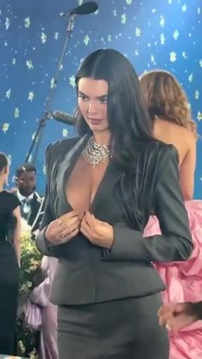 布克作何感想?詹娜這身穿搭,到底是想不想讓人看見?